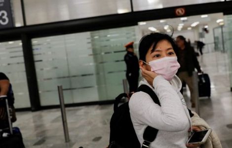 فتاة في الصين ترتدي كمامة للوقاية من فيروس كورونا الجديد