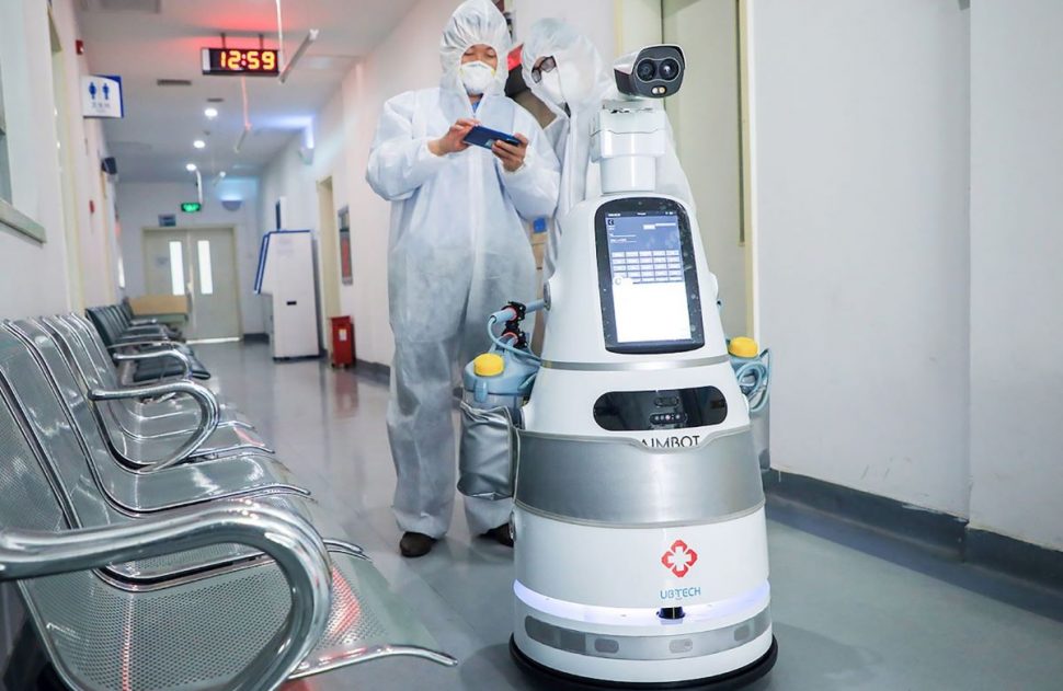 روبوت يطهر الهواء