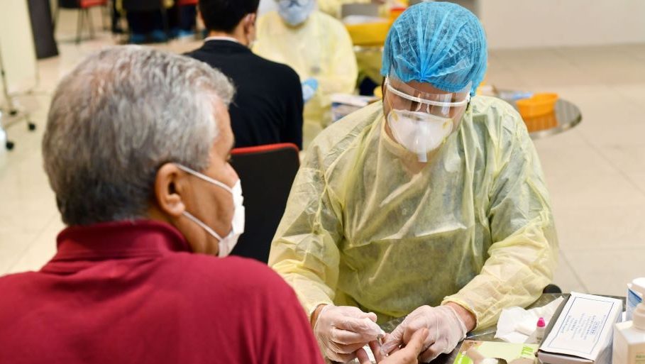 فحوص كورونا لمسافري طيران الامارات