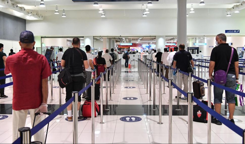 المسافرون مهتمون بالتباعد الاجتماعي في المطارات