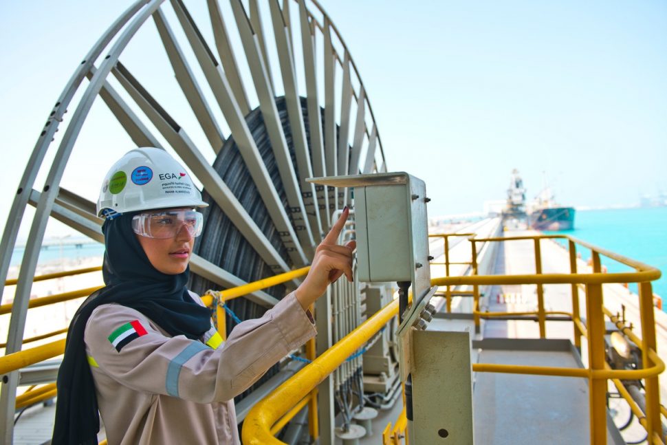 المرأة في الإمارات للألمنيوم