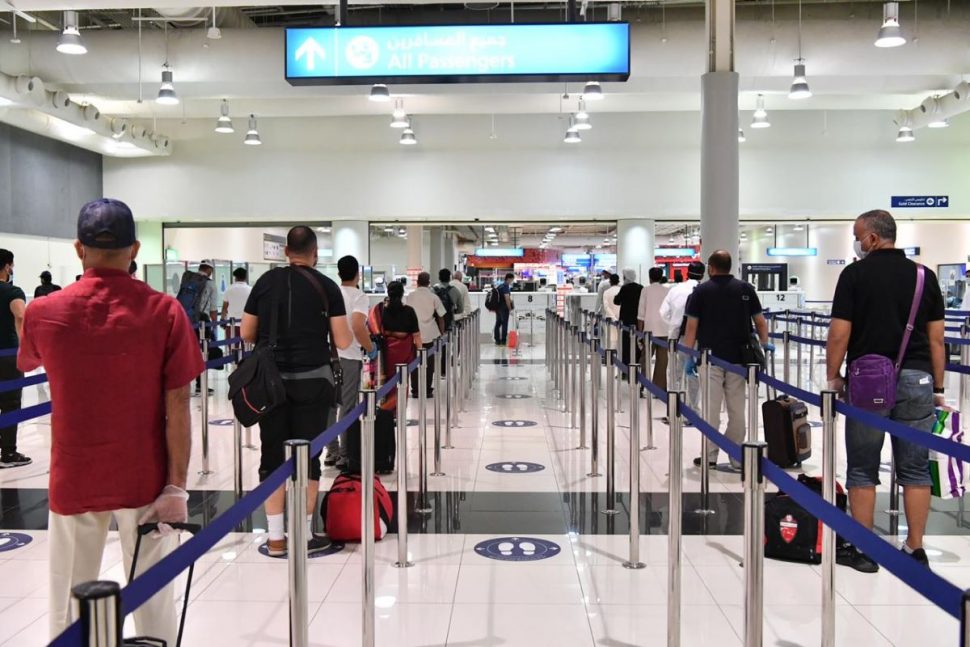 اجراءات التباعد لسلامة المسافرين في مطار دبي