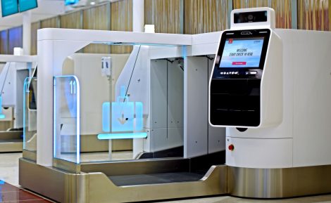 اكشاك لمسافري طيران الامارات لانهاء اجراءات السفر ذاتيا