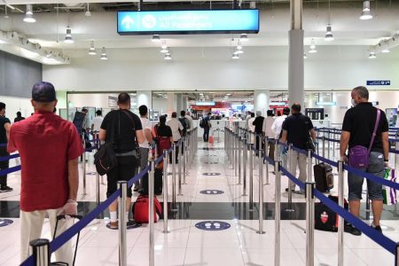 اجراءات التباعد لسلامة المسافرين في مطار دبي