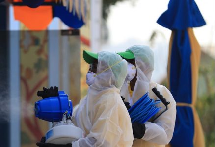 متى يسمح بعدم ارتداء الكمامة في دبي