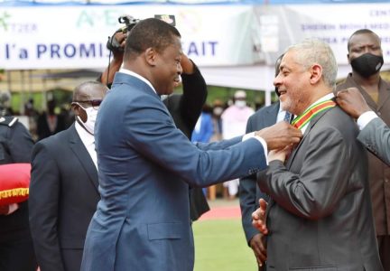 رئيس توغو يقلد حسين النويس وسام الفروسية