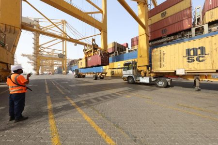 استمرار العمل في ميناء جبل علي