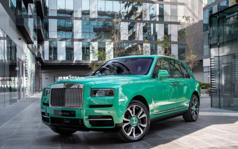 سيارة رولز-رويس كالينان بالأخضر