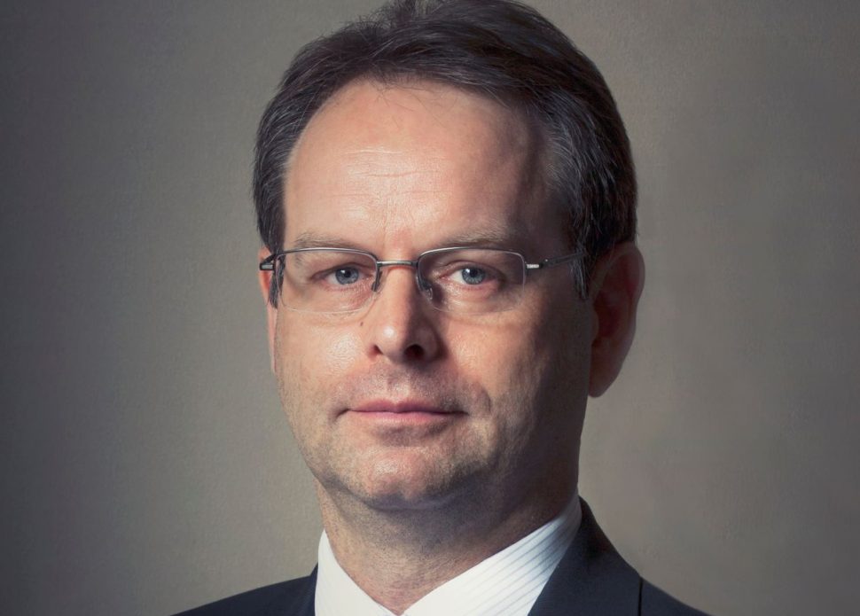 أوين يونغ- بنك ستاندرد تشارترد