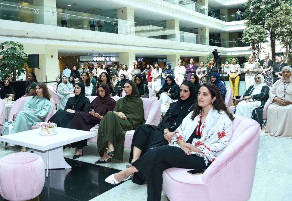 يوم المرأة الاماراتية في طيران الامارات