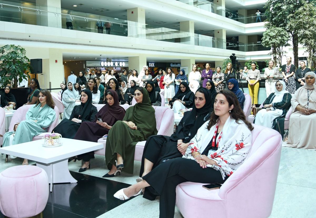 يوم المرأة الاماراتية في طيران الامارات