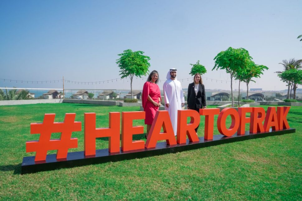 أطلق المكتب الإعلامي لحكومة رأس الخيمة اليوم، منصة "قلب رأس الخيمة" الرقمية الشاملة، التي تسلط الضوء على مختلف جوانب الحياة والعمل في رأس الخيمة. تصميم منصة قلب رأس الخيمة وتم تصميم موقع إلكتروني خاص بمنصة "قلب رأس الخيمة" بالإضافة إلى إنشاء حسابات رسمية لها على مختلف منصات التواصل الاجتماعي، حيث توفّر المنصّة كمّاً هائلًا من المعلومات التي تشمل مختلف جوانب الحياة، والسياحة، وبيئة الأعمال في إمارة رأس الخيمة. أهداف وقالت هبة فطاني، المدير العام للمكتب الإعلامي لحكومة رأس الخيمة:" أن الهدف من إطلاق هذا المشروع الجديد، هو سرد قصة إمارة رأس الخيمة، وإيصال رسالتها إلى العالم أجمع، وتسليط الضوء على عوامل التميز فيها، ومستقبلها الواعد، وفرصها الغنية، وإعلام الجمهور المحلي والعالمي بأن رأس الخيمة ليست مجرد اقتصاد مزدهر وبيئة طبيعية استثنائية، بل إنها مجتمع نابض بالحياة." محتوى متنوع وتُسلّط المنصة الضوء على المجتمعات المحلية، والمؤسسات التعليمية في الإمارة، وتقدّم مجموعة من الخيارات المتوفرة فيها للباحثين عن السكن، أو مراكز ومواقع للتسوّق، أو المطاعم، أو وسائل الترفيه. ويمكّن لمستخدمي المنصّة الاطّلاع على محتوى متنوّع يشمل آخر الأخبار عن المبادرات الحكومية، وأبرز التطورات والمستجدات الجارية في الإمارة، ومقترحات الأنشطة والفعاليات العائلية المتوقع إقامتها. وتغطي المنصة كذلك مختلف فعاليّات الإمارة، وتقدّم لمحة شاملة حول تاريخ رأس الخيمة العريق، وثقافتها الغنية، وتقاليدها المتأصلة. خدمات تعليمية وصحية وتتيح المنصّة للجمهور، معلومات حول الخدمات التعليمية، والرعاية الصحية، والنقل في الإمارة، كما تستعرض مختلف المعالم السياحية في رأس الخيمة، ما يساعد المواطنين والمقيمين والزوار على استكشاف الإمارة وبناء تجارب سياحية فريدة ومميّزة. وستعمل المنصة على استعراض الاقتصاد المرن والمتنوّع في إمارة رأس الخيمة، والفرص المتاحة التي توفرها في قطاع التصنيع والصناعة. خدمات رقمية حكومية وتوفرمنصة "قلب رأس الخيمة"، مجموعة من الخدمات الرقمية في مختلف أنحاء الإمارة، حيث تتمثّل أبرز الإنجازات المعنية في توفّر 690 خدمة حكومية رقمية على موقع RAK.ae.