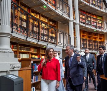 بدور القاسمي خلال زيارتها الى مكتبة ريشيليو