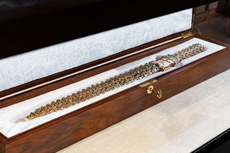 سبف مرصع بأحجار كريمة